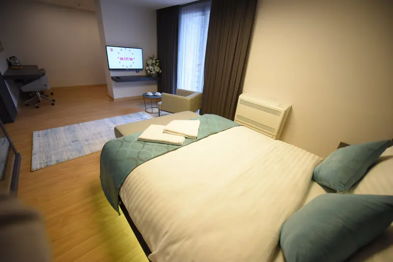 Deluxe Suit: çift kişilik yatak ve pencere önünde çalışma masası