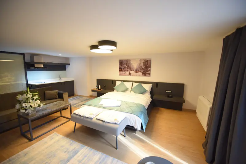 Bakırköy günlük kiralık daire Stil Suit: ferah Teras Suit odası, çift kişilik yatak ve oturma grubu