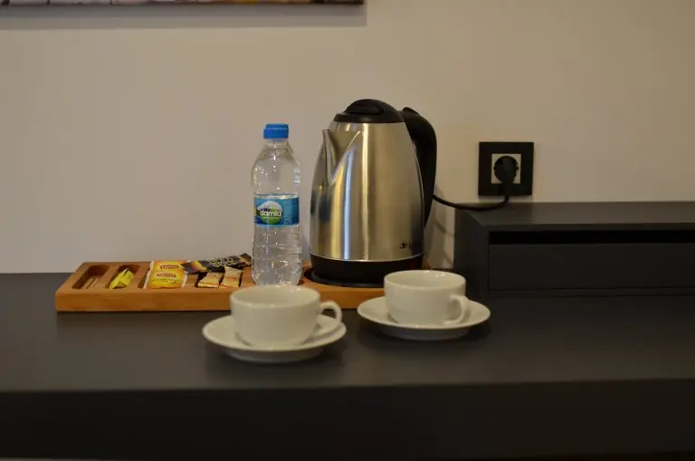 Kettle, fincanlar ve çay-kahve ikramı