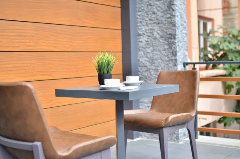 Teras Suit terası: masa, iki sandalye ve saksı bitkisi